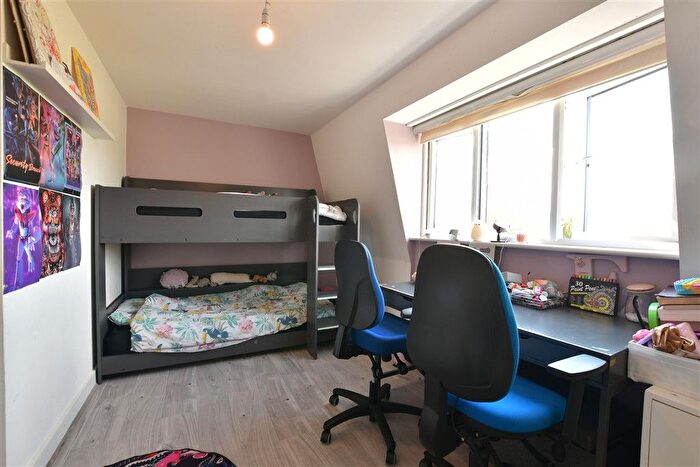 5 Bedroom Semi-detached House For Sale In Market Avenue, Wickford, Essex, SS12