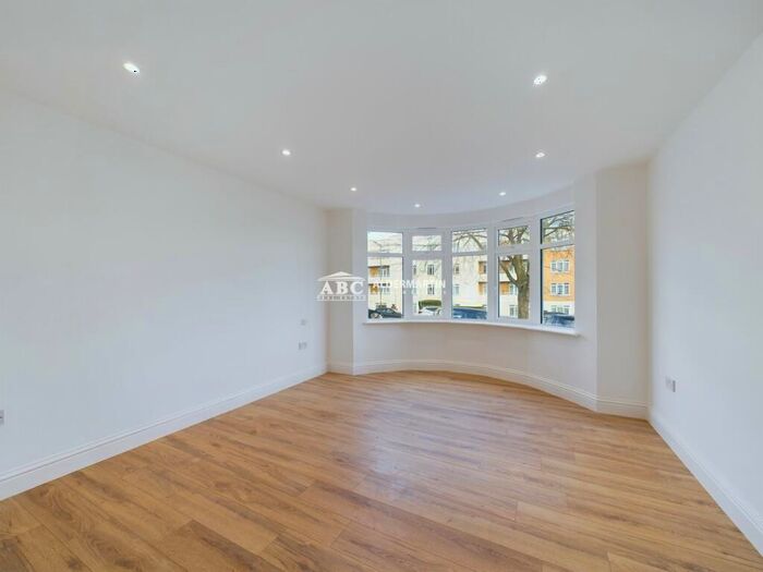2 Bedroom Apartment To Rent In Green Lane, London, NW4