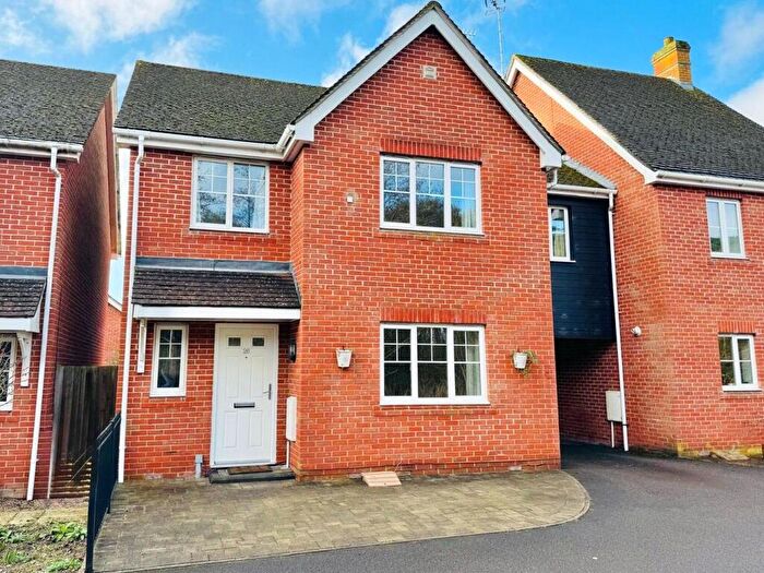 4 Bedroom Link Detached House For Sale In Turbary Road, Fleet, Hampshire, GU51