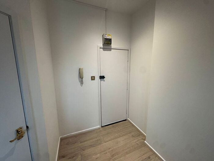 1 Bedroom Flat To Rent In Station Road, London, N3