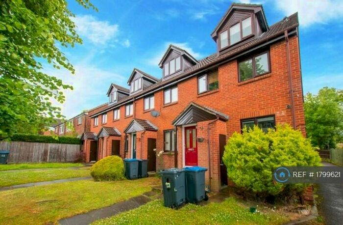 1 Bedroom Flat To Rent In Clovelly Gardens, London, SE19