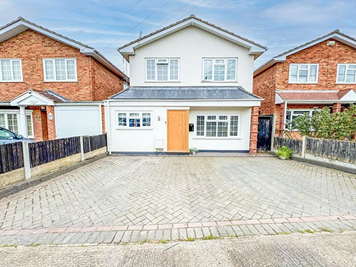 4 Bedroom Detached House For Sale In Crouch Avenue, Hullbridge, SS5