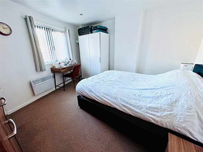 1 Bedroom Flat For Sale In South Quay, Kings Road, Marina, Swansea, SA1