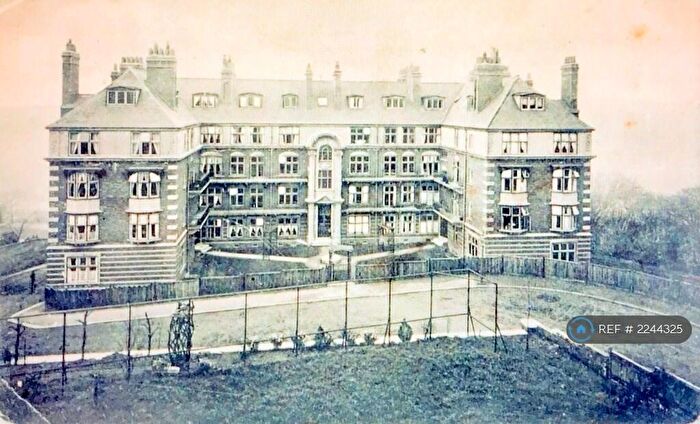 2 Bedroom Flat To Rent In Grange Court, Leeds, LS6