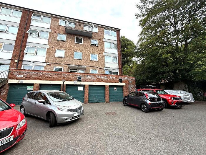 2 Bedroom Flat For Sale In Moulton Rise, Luton, Bedfordshire, LU2