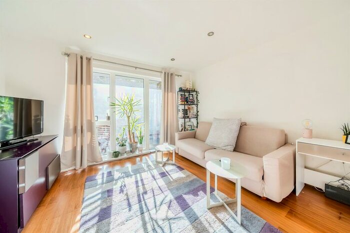 1 Bedroom Flat For Sale In Boundary Lane, London, SE17