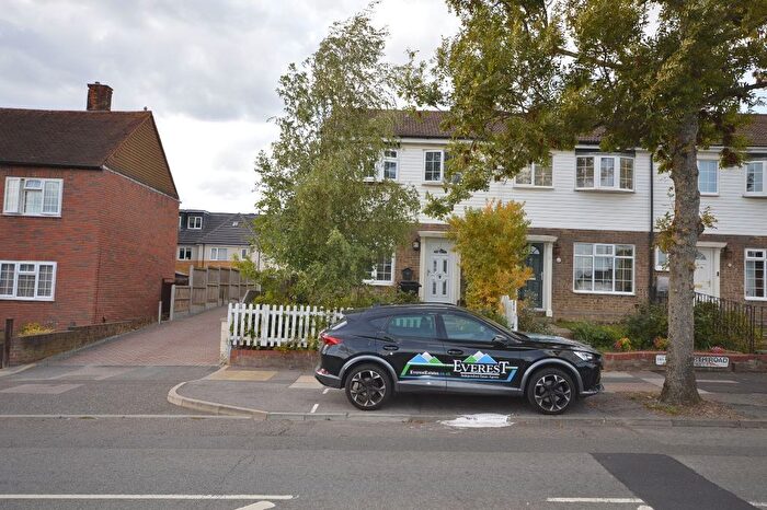 3 Bedroom Terraced House For Sale In Amwell View, New North Road, IG6