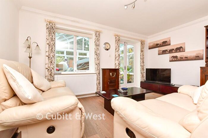 3 Bedroom Semi Detached House For Sale In Corner Farm Close, Tadworth, Surrey, KT20