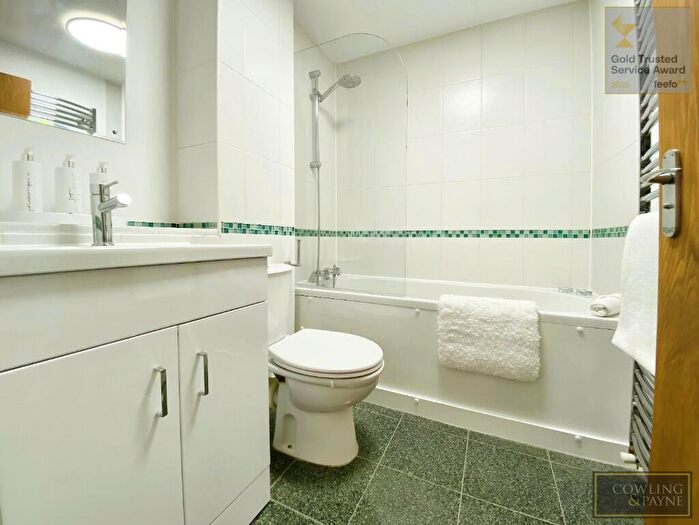 2 Bedroom Apartment To Rent In High Street, Wickford, Essex, SS12