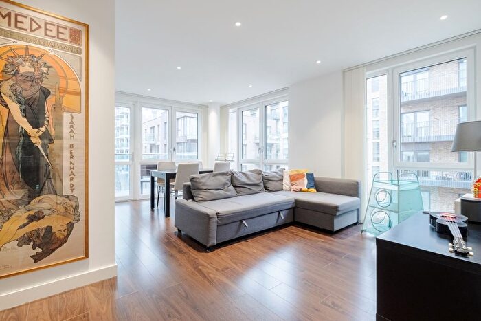 2 Bedroom Flat To Rent In Devan Grove, London, N4