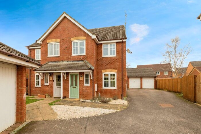 3 Bedroom Semi-Detached House For Sale In Sandstone Close, Calvert, Buckingham, MK18