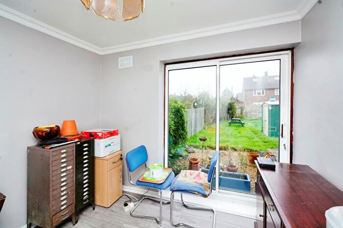 3 Bedroom End Of Terrace House For Sale In Castle Croft Road, Luton, LU1