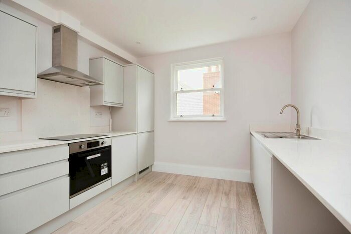 3 Bedroom Flat To Rent In Lawrence Road, London, SE25