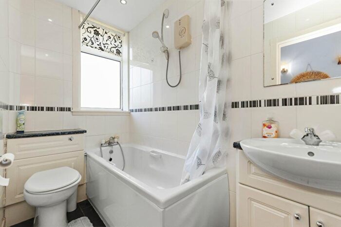 2 Bedroom Flat For Sale In Carrick Knowe Gardens, Carrick Knowe, Edinburgh, EH12