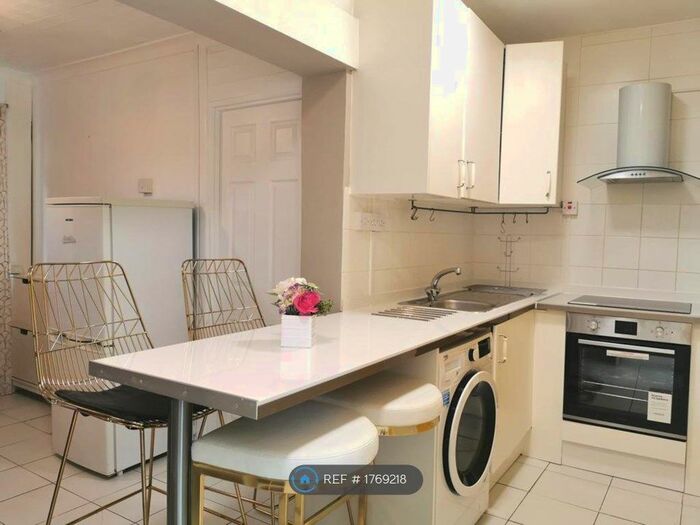 2 Bedroom Flat To Rent In Catherwood Court, London, N1