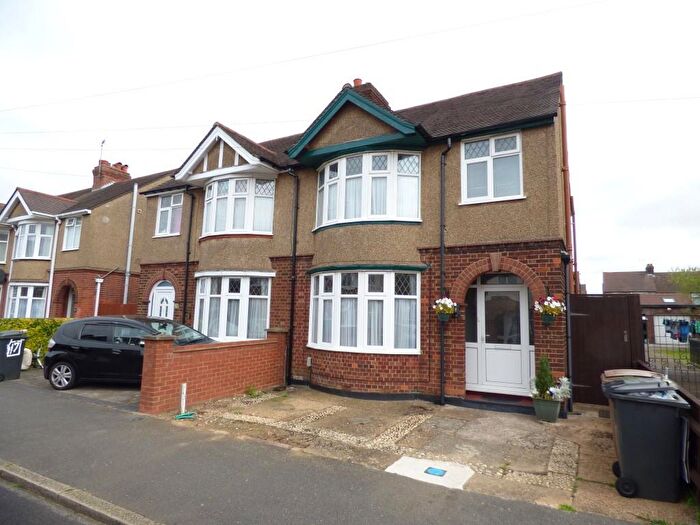 3 Bedroom Semi-Detached House To Rent In Norfolk Road, Luton, Bedfordshire, LU2