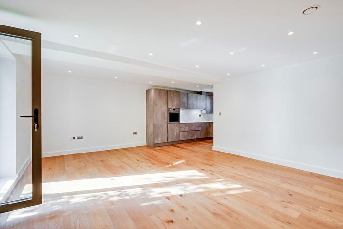 4 Bedroom Apartment To Rent In Marquis Court, Kings Cross, NW1