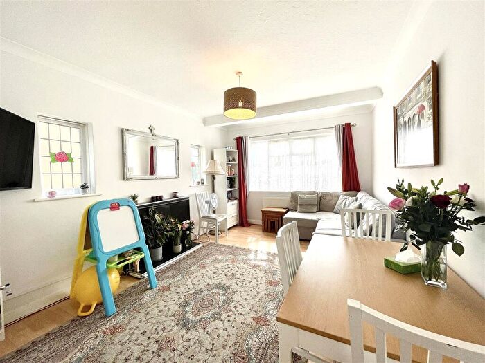 2 Bedroom Apartment To Rent In Berkeley Court, Southgate, London, N14