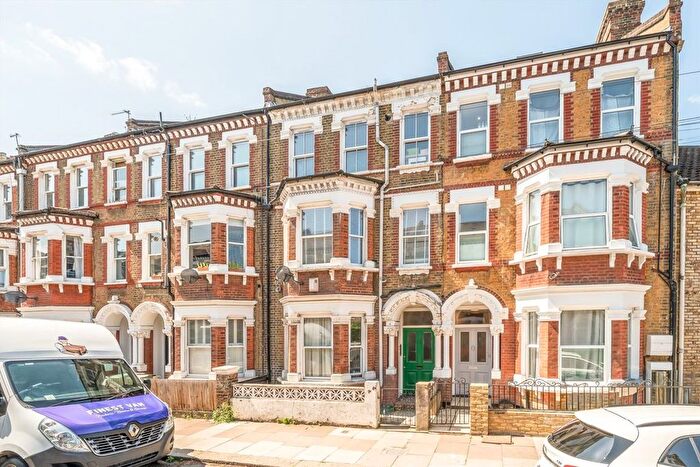 2 Bedroom Flat To Rent In Tremadoc Road, Clapham, SW4