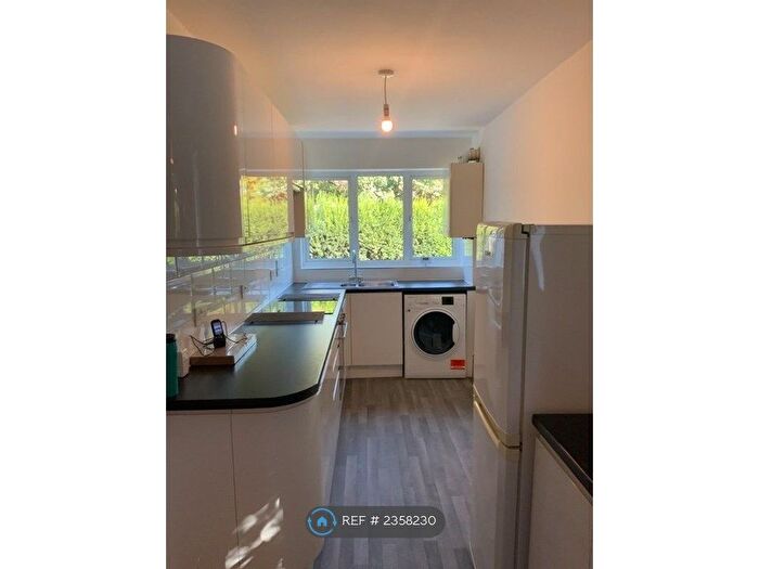 3 Bedroom Flat To Rent In Weydon Lane, Farnham, GU9