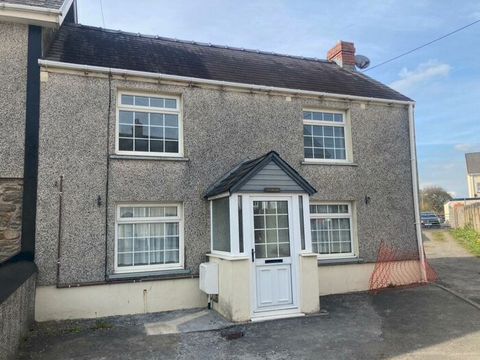 2 Bedroom House To Rent In Spring Gardens, Whitland, SA34