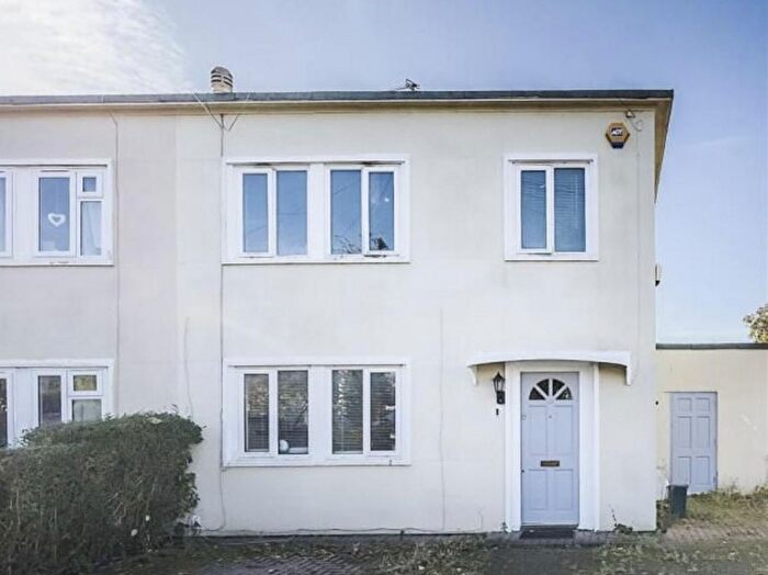 3 Bedroom Semi-detached House For Sale In Tunnel Gardens, London, N11