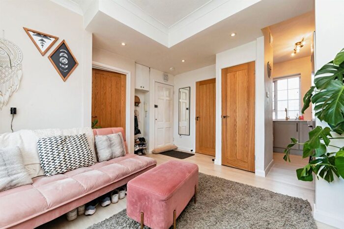 1 Bedroom Flat For Sale In Norton Way North, Letchworth Garden City, SG6
