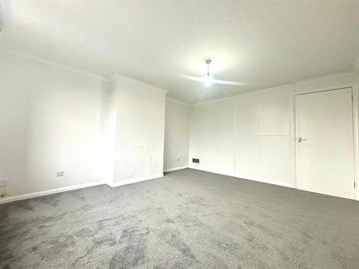 3 Bedroom End Terrace House To Rent In Vincent Close, Sipson, West Drayton, UB7