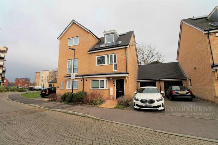 3 Bedroom House To Rent In Hunting Place, Hounslow, TW5