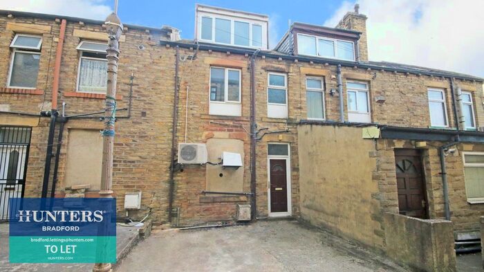 2 Bedroom Flat To Rent In A Leeds Road, Bradford, BD3