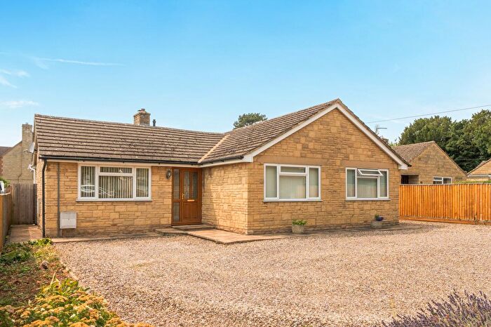 3 Bedroom Bungalow For Sale In Burford Road, Carterton, OX18