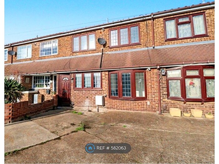 3 Bedroom Terraced House To Rent In Giffordside, Chadwell St Mary's, RM18