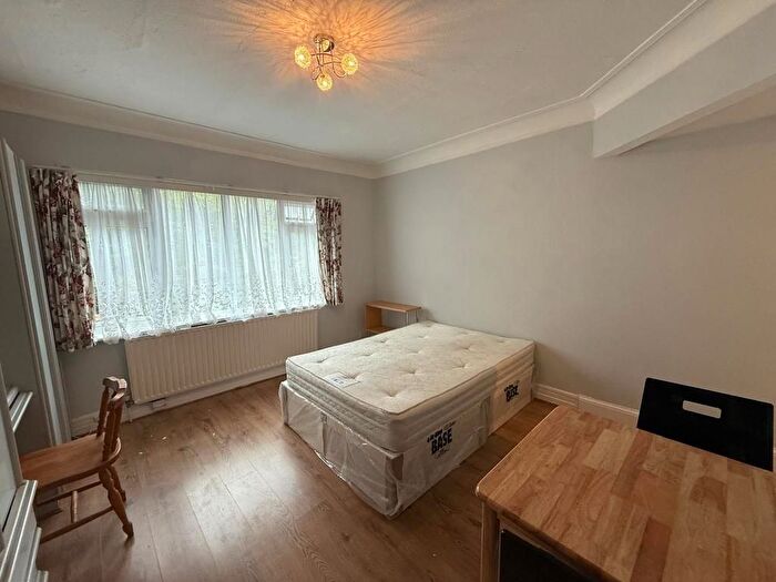 Studio To Rent In Finchley Road, London, NW11