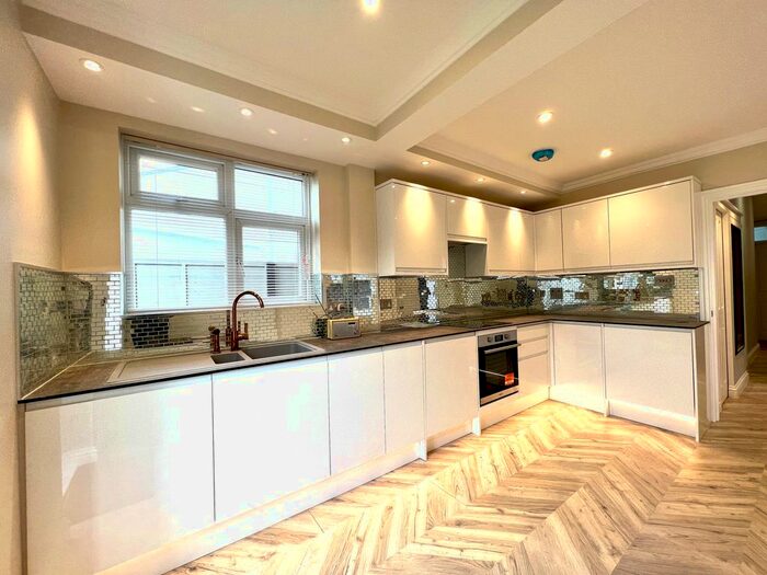 2 Bedroom Flat To Rent In Ballards Lane, Finchley, London, N3