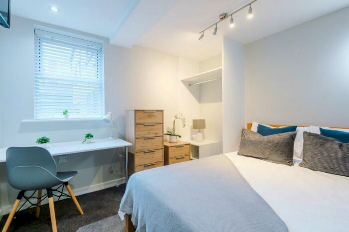 6 Bedroom Flat To Rent In Jesmond Road, Newcastle Upon Tyne, NE2