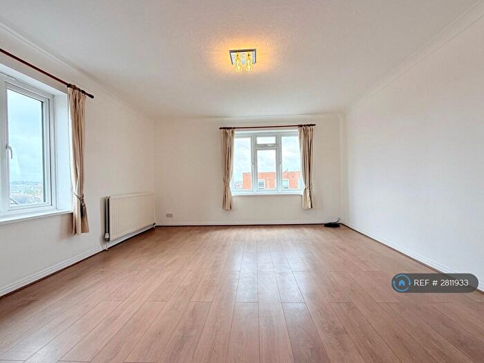 2 Bedroom Flat To Rent In Trenchard Court, London, NW4
