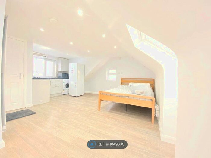 Studio To Rent In Villageway, Pinner, HA5