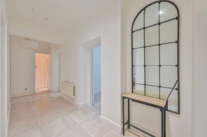 2 Bedroom Flat To Rent In Lennox Gardens, Knightsbridge, London, SW1X