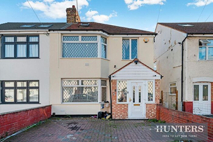 4 Bedroom Semi-detached House For Sale In Ferndale Avenue, Hounslow, TW4