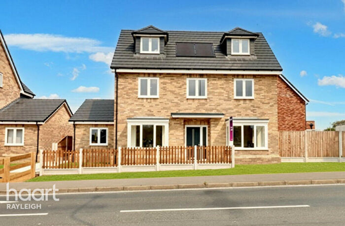 4 Bedroom Detached House For Sale In London Road, Rayleigh, SS6