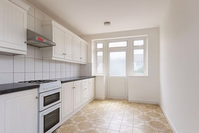 3 Bedroom Flat To Rent In Bedroom House - Havering Way, Barking, IG11