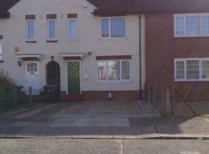 3 Bedroom Flat To Rent In Lansbury Avenue, : Bed Rec Bath, N18