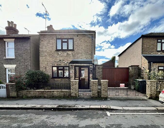 3 Bedroom Detached House To Rent In Eleanor Road, Waltham Cross, EN8