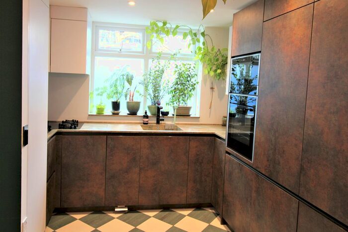 3 Bedroom Maisonette To Rent In Barnsley Street, Bethnal Green, E1