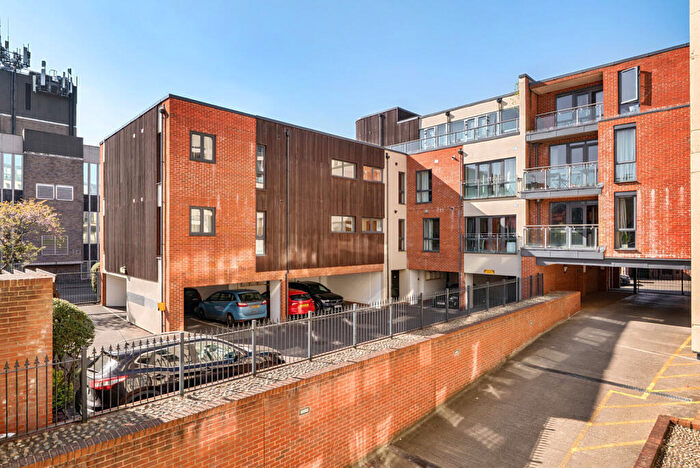2 Bedroom Flat For Sale In Martyr Road, Guildford, GU1