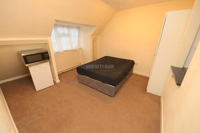Apartment To Rent In Falloden Way, Hampstead Garden Suburb, NW11