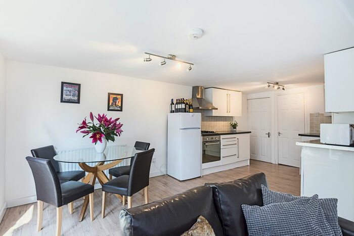 3 Bedroom Flat To Rent In Sistova Road, London, SW12