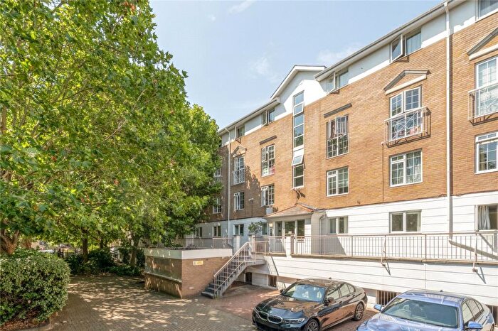 2 Bedroom Flat For Sale In Kingsbridge Court, Dockers Tanner Road, Isle Of Dogs, London, E14