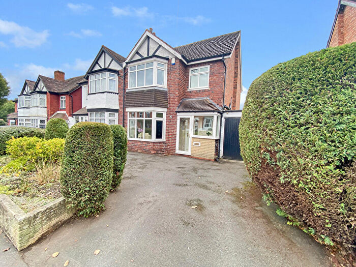 3 Bedroom Semi-Detached House For Sale In Lyndon Road, Solihull, B92