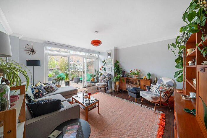 2 Bedroom Flat For Sale In Lorrimore Square, Kennington, SE17
